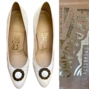 SALVATORE FERRAGAMO Classic Vintage White Leather PUMPS Kitten HEELS Size 6B